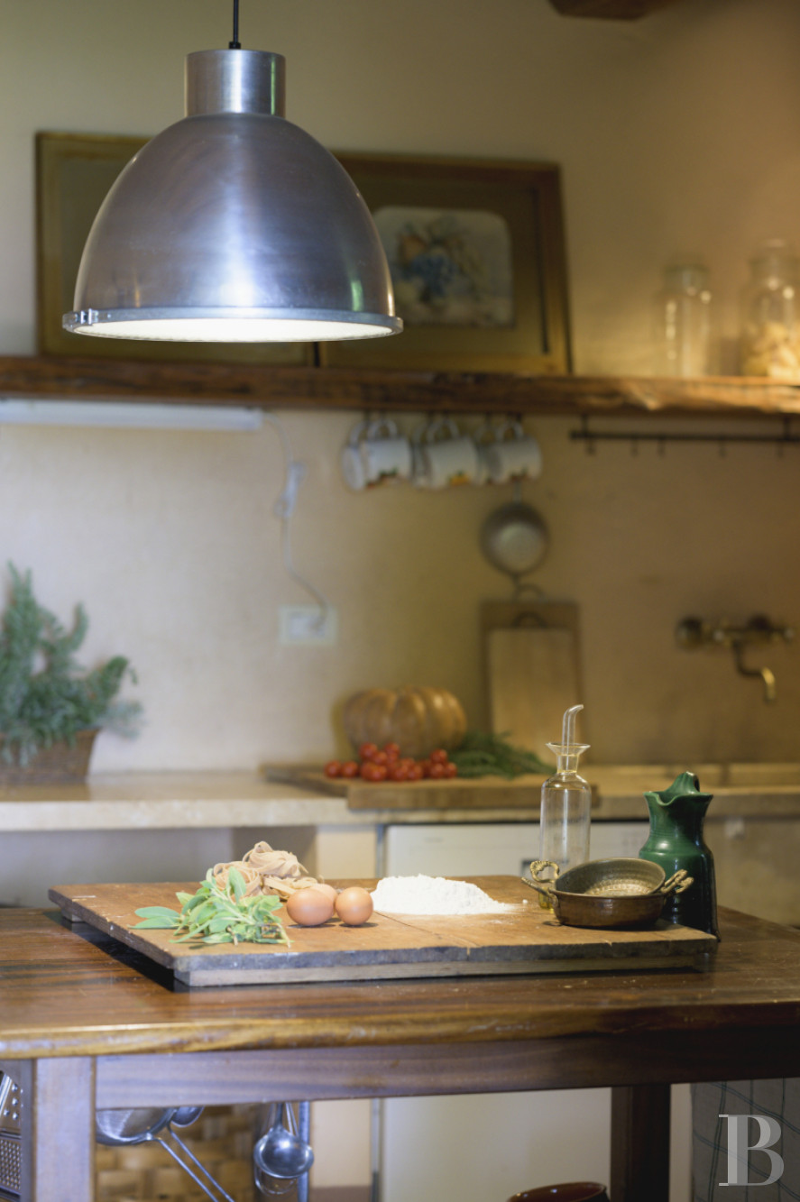 An old olive grove farmhouse restored to its former glory, overlooking the countryside in the Val d'Orcia in Tuscany - photo  n°8